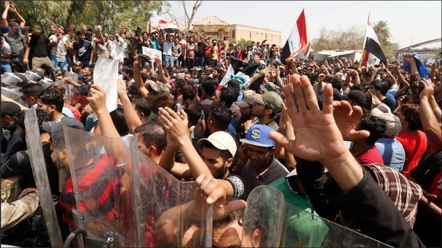 مئات المحتجين الغاضبين يغلقون طريقا رئيسية جنوبي العراق