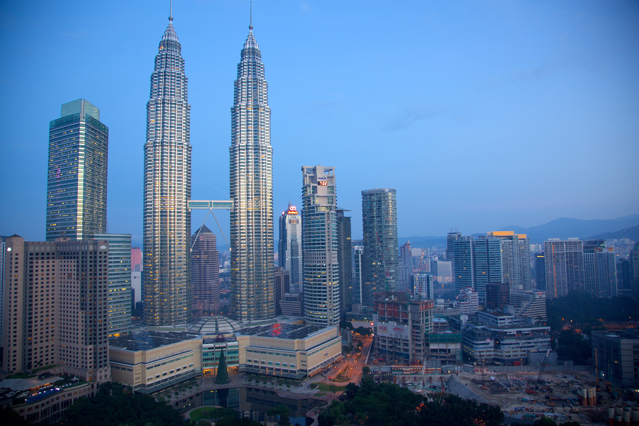 ماليزيا تصادر 273 مليون دولار من رئيس الوزراء السابق