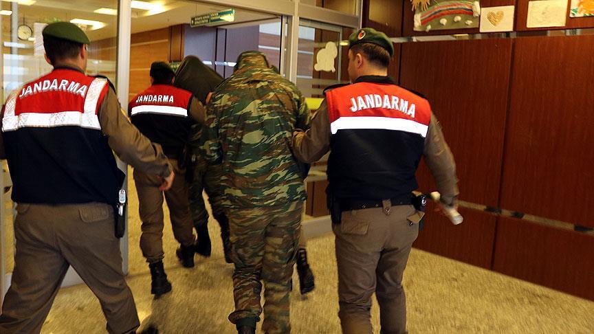 محكمة تركية تقضي باستمرار حبس عسكريَيْن يونانيين