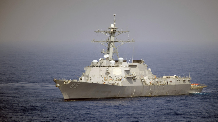 مدمرة أمريكية تطلق تحذيرات لسفينة إيرانية في الخليج 