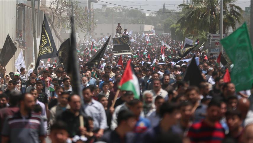 مسيرات لحماس بغزة تهاجم الرئيس عباس 