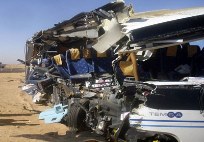 مصرع 5 أشخاص وإصابة 60 في تصادم حافلتين شمال شرقي مصر 