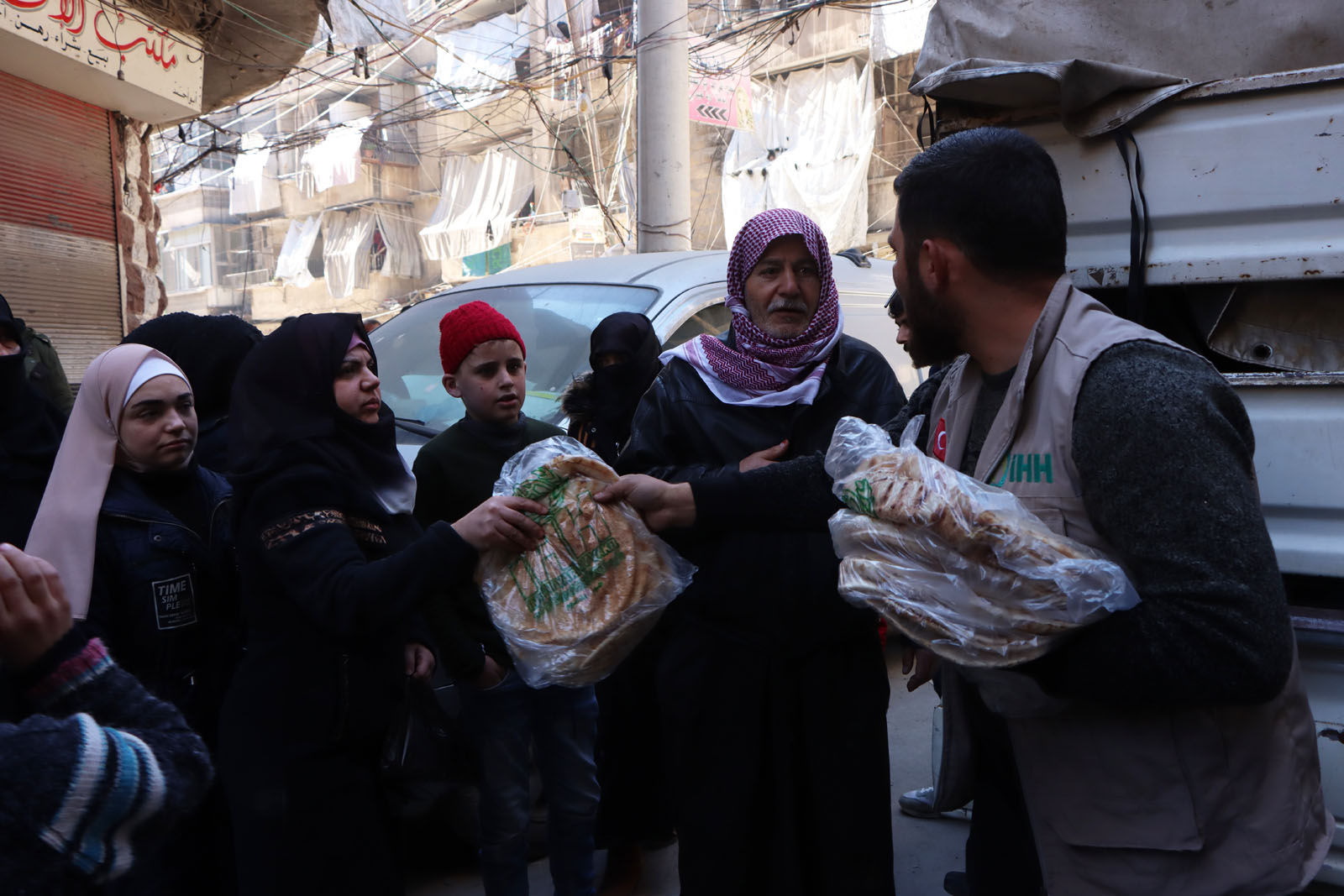 منظمة الإغاثة الإنسانية توزع الخبز على أهالي حلب