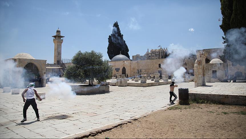 مواجهات في ساحات المسجد الأقصى بين مصلين والشرطة الإسرائيلية