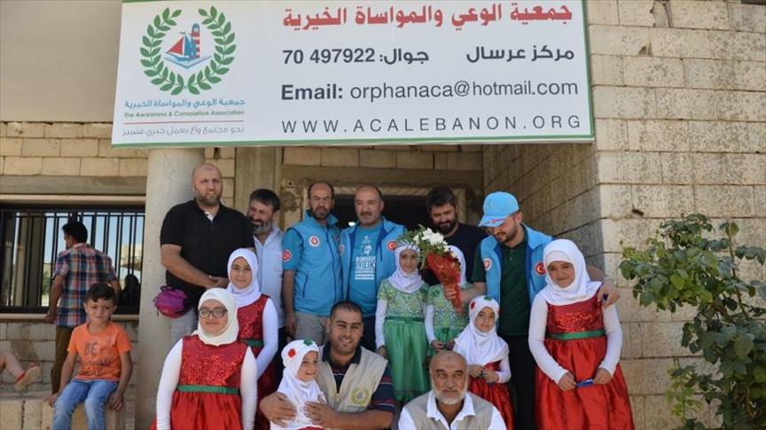 وقف الديانة التركي يوزع لحوم الأضاحي على مئات الأسر السورية في مخيم عرسال 