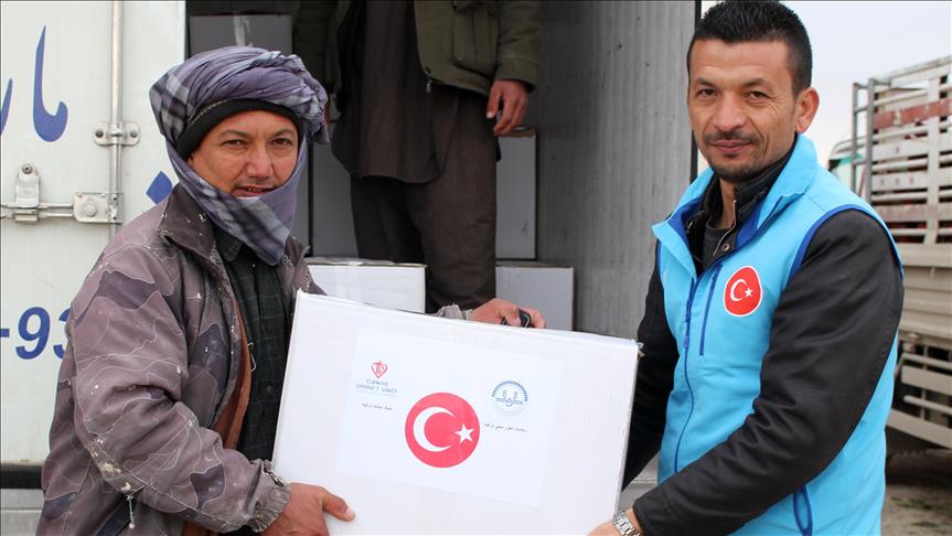 وقف الديانة التركي يوزع مساعدات إنسانية على 400 عائلة أفغانية